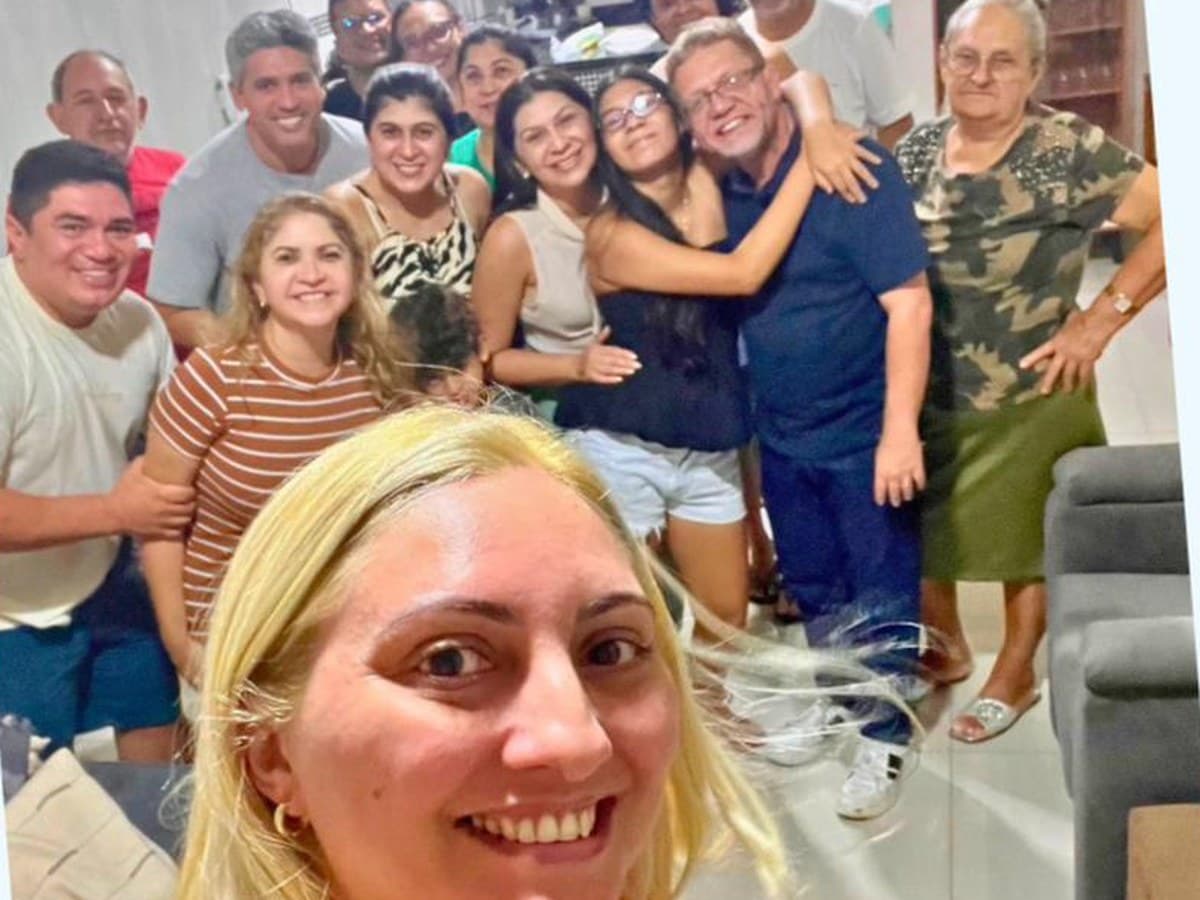 Membros de um pequeno grupo da CCM reunidos na casa de uma família
